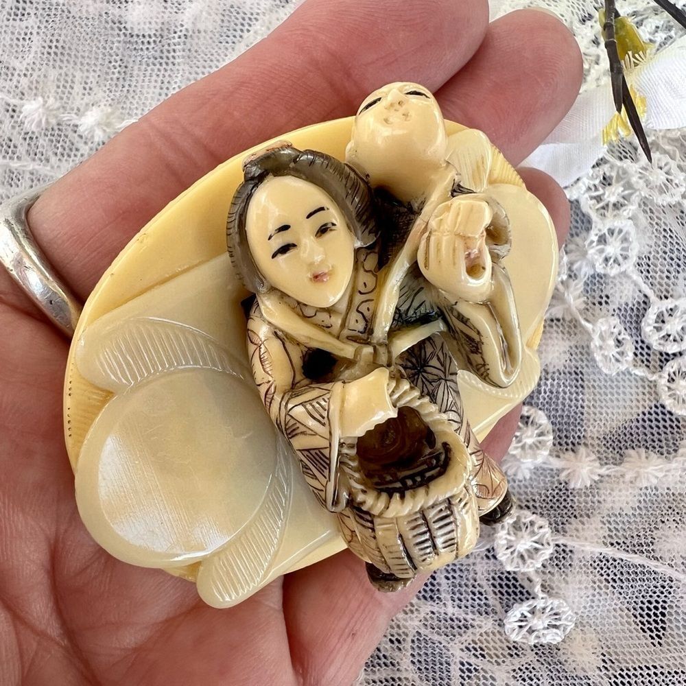 Vintage Japanese Netsuke Style Resin Mother & Child Figures - Picture 10 of 11